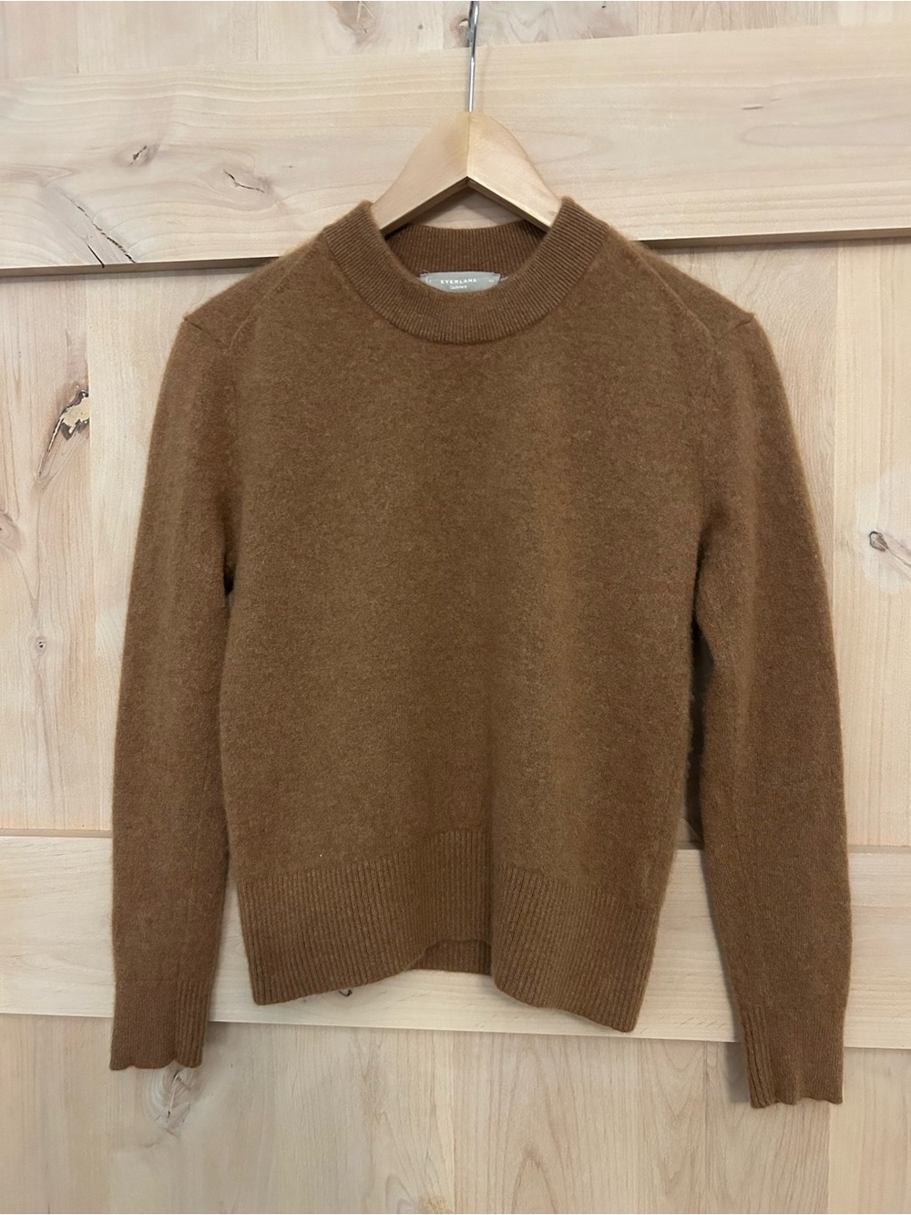 Everlane women’s cashmere blend crewneck sweater in camel, size XS